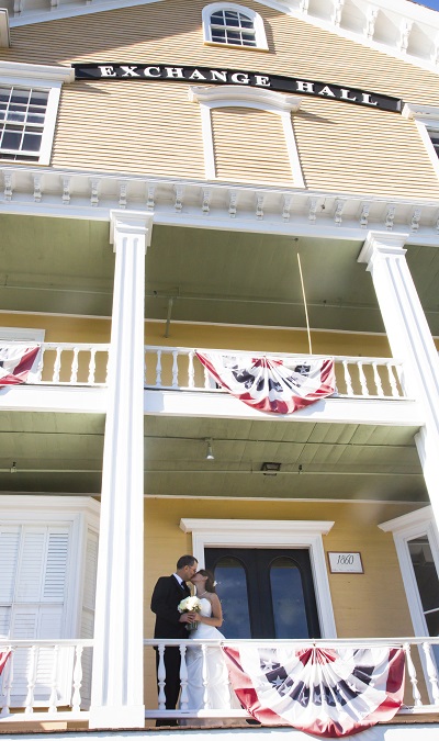 kissing couple on Exchange Hall porch